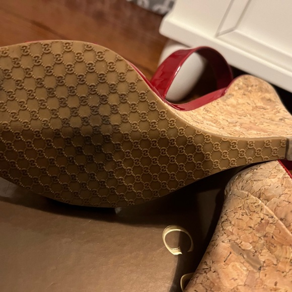 Gucci Red Patent  Size 8 lightly worn - Picture 4 of 6